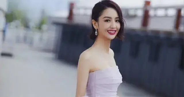 北影节女主持人礼服被雨水浸泡变色（完整榜单）