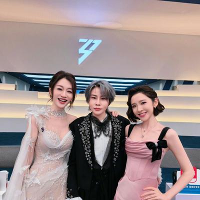 涅槃重生见墨鸦：唐艺昕晒和李小冉王濛三人