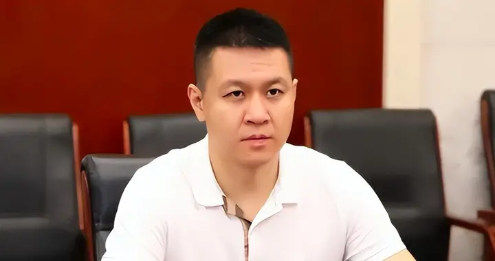 父亲是前外交部部长，妻子是阎维文女儿，他却拒绝父辈光环靠自己