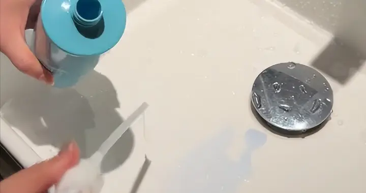 女子厦门住五星级酒店，沐浴露竟是腐蚀性液体，酒店全程无道歉