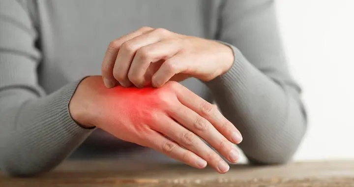 医生告诫：脑梗早期不是手脚麻，而是频繁出现6症状，千万别忽视