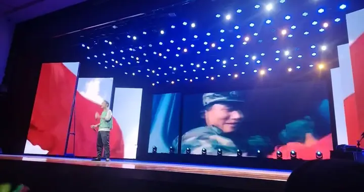 热血沸腾的演唱会，激情四射的现场！🎤🎉