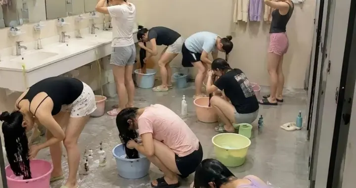 一张宿舍洗头照发妈妈后，她沉默了好久 网友：笑着笑着就哭了……