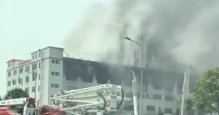 广东汕头一织布厂房起火浓烟滚滚，黑烟从窗户溢出，商户：起火厂房系织布厂...