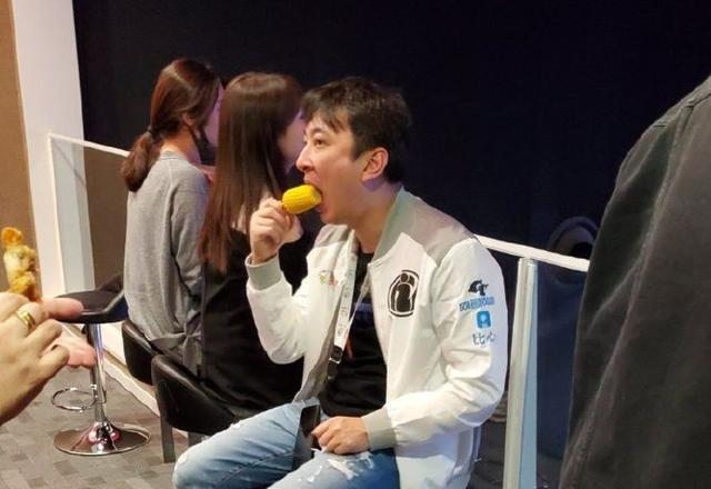 王思聪坐摆渡车被偶遇，被群众偷拍很不满，抬头瞪对方惹争议