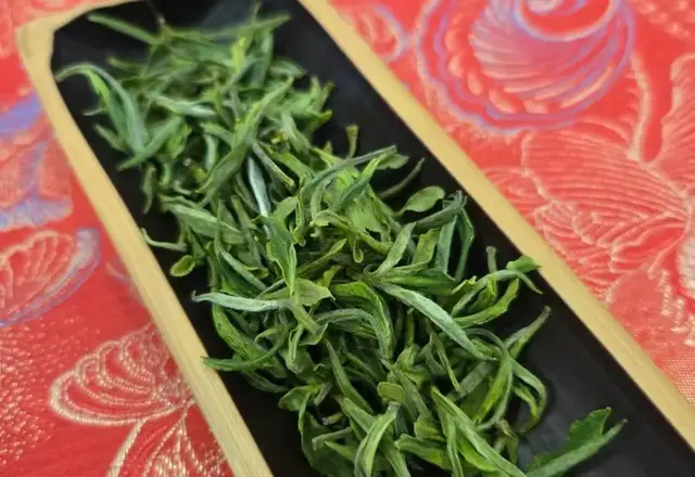 绿茶用100°C沸水直冲还是85°C水泡？
