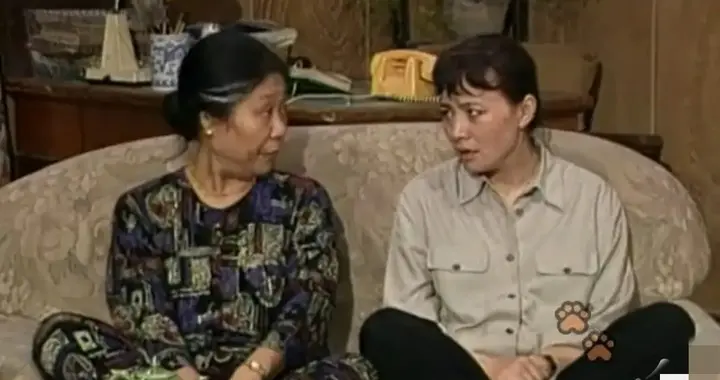 谁看懂《我爱我家》这细节？母女盘腿太真实了