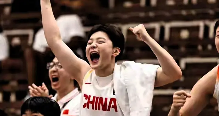 狂胜54分！中国女篮摧毁欧洲第三，16岁“小李梦”两场20+太横了