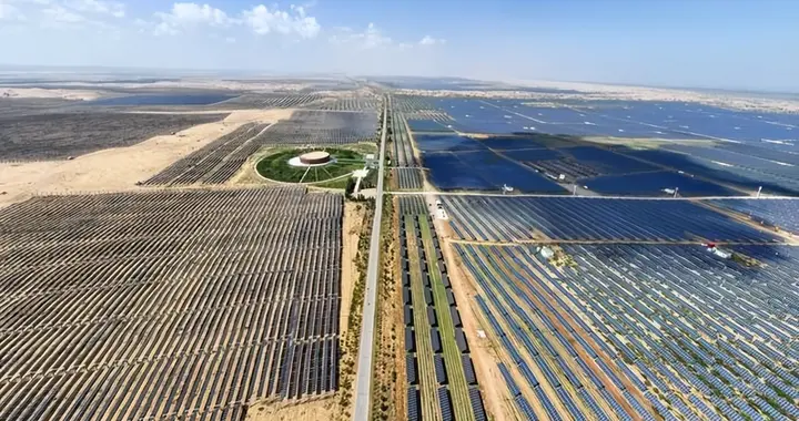 相当20个的三峡大坝，外媒忽然发现，中国默默在沙漠里干了件大事