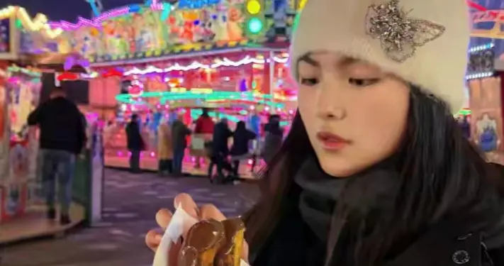 王诗龄冬夜游乐园，身穿十几万行头冷得跺脚，网友呼叫李湘买太阳