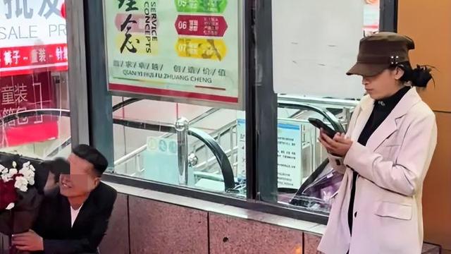 旁观者：这多尴尬，求婚现场男子跪到腿软