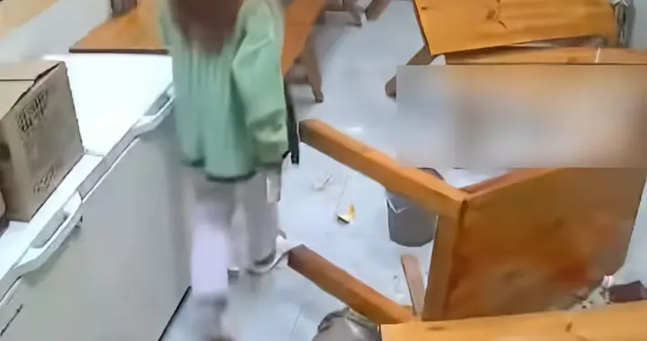 蹭了WiFi还借100元？不借就掀桌子？网友们的评论亮了