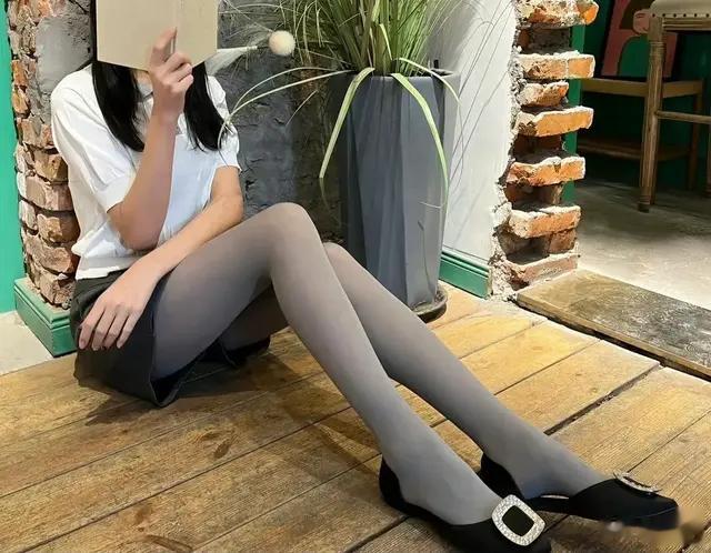 美女小姐姐灰色裤袜光脚丫写真，腿又长又细真的太好了，真的漂亮