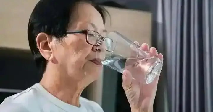研究发现：每次睡觉前大量喝水的人，不用多久，身体或有4个变化