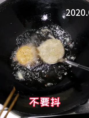 夜里饿极了，做油面窝窝吃