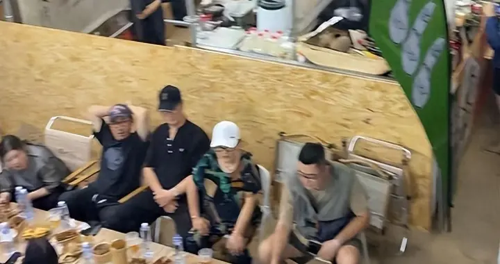 沈腾一家阿那亚被偶遇，43岁王琦富态吃得多，7岁儿子身高出众
