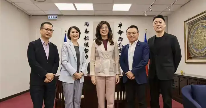 一天两变！蓝营党团高层四人拜访郑丽文，“鞭刑公投”彻底转变