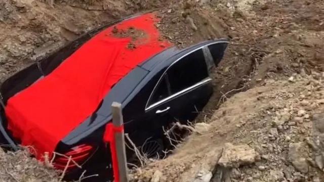 旁观者：见过上坟烧纸车的，没见过上坟埋奔