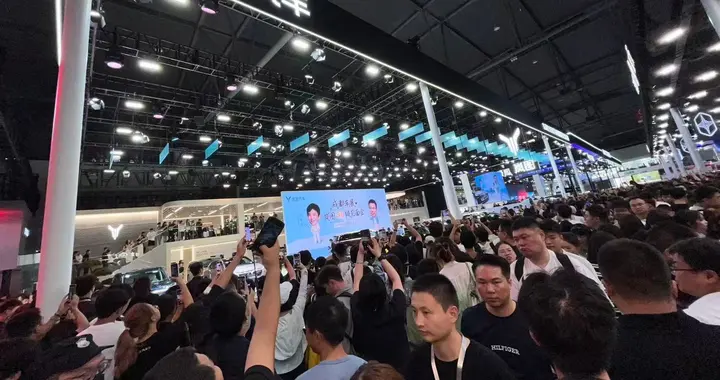 太刺激！邓超亮相成都车展岚图展台，追光L内饰险被提前曝光