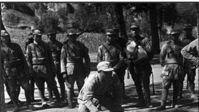 人物故事探秘：1943年，侦察员伪装成粪