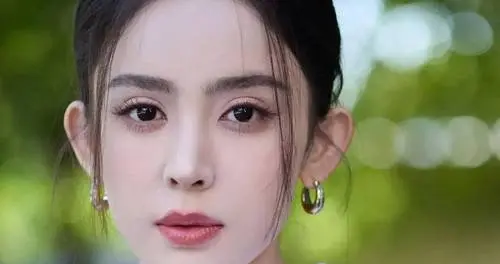 娜扎凭《醒来》拿文荣奖 一句自我介绍戳中全场