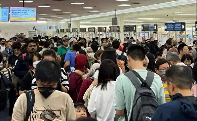 日本机场挤满了回国的人，游客：家里人也在催，担心安全