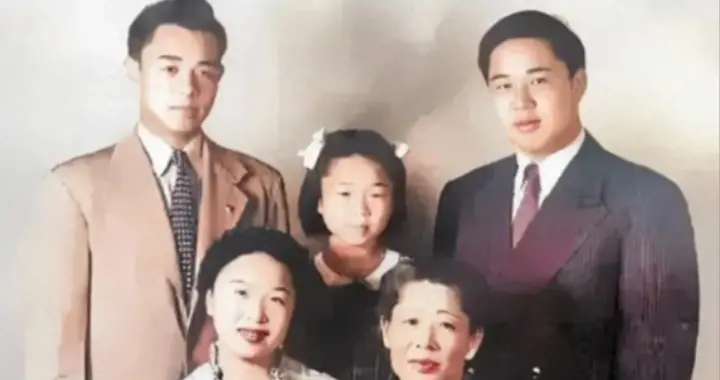 1940年，欧阳格被蒋下令判处极刑，夫人带着他的遗像拍下的家庭照