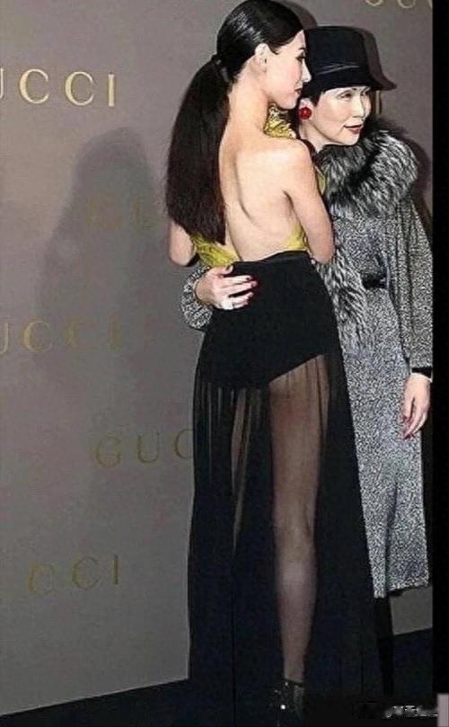 张柏芝感情丰富，其母风流不输女儿！未婚先孕，55岁拍大尺度影片