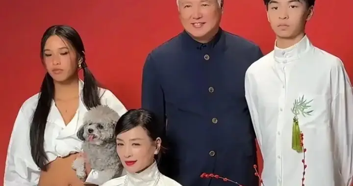 张庭一家拍全家福，15岁女儿露“大肚皮”有孕感，林瑞阳像老太太