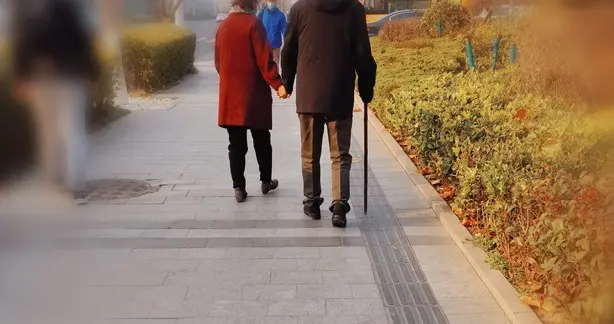 不想老也老了，不情原、也得接受