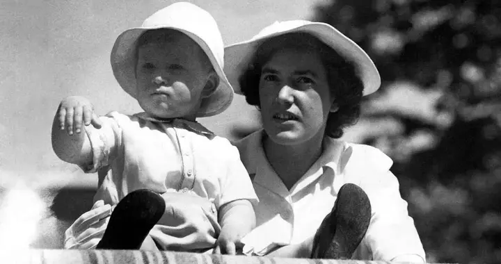 查尔斯为100岁保姆庆生：一生未婚未育的梅布尔，是最懂他的女人