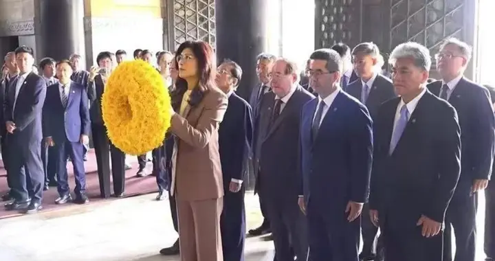 郑丽文谒中山陵，卢秀燕沉默，侯友宜不装后，蓝营一人站出来力挺