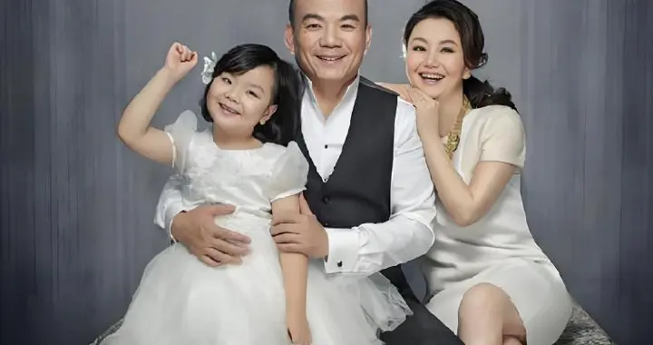 她是上海知名主持，弟弟是大导演，为照顾父母，如今全家住养老院