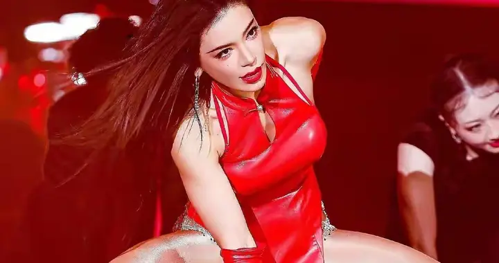 时代的审美果然在倒退，现在的舞台风就是以前的夜总会！