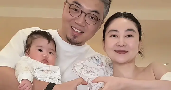 奕姐一家被质疑：租房请两保姆，奶奶姥姥都不带娃 全家端着难受…