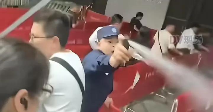 喷辣椒水保安已经被拘，不少人吐槽没有抢到房子