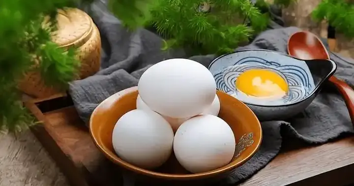 鹅蛋营养价值惊人，研究：常吃鹅蛋的人，不用多久，或有7个改善