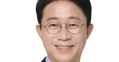 "青蛙叔叔"掌舵国会，爱喝中国名酒剑南春的韩国新当选议长赵正湜