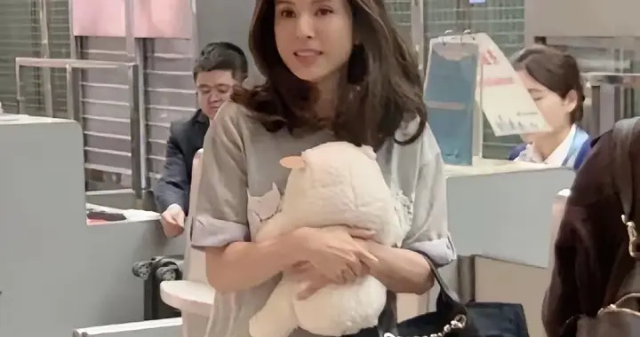 最美“姑姑”李若彤坚持做自己，不结婚不生子，59岁胖了真好看