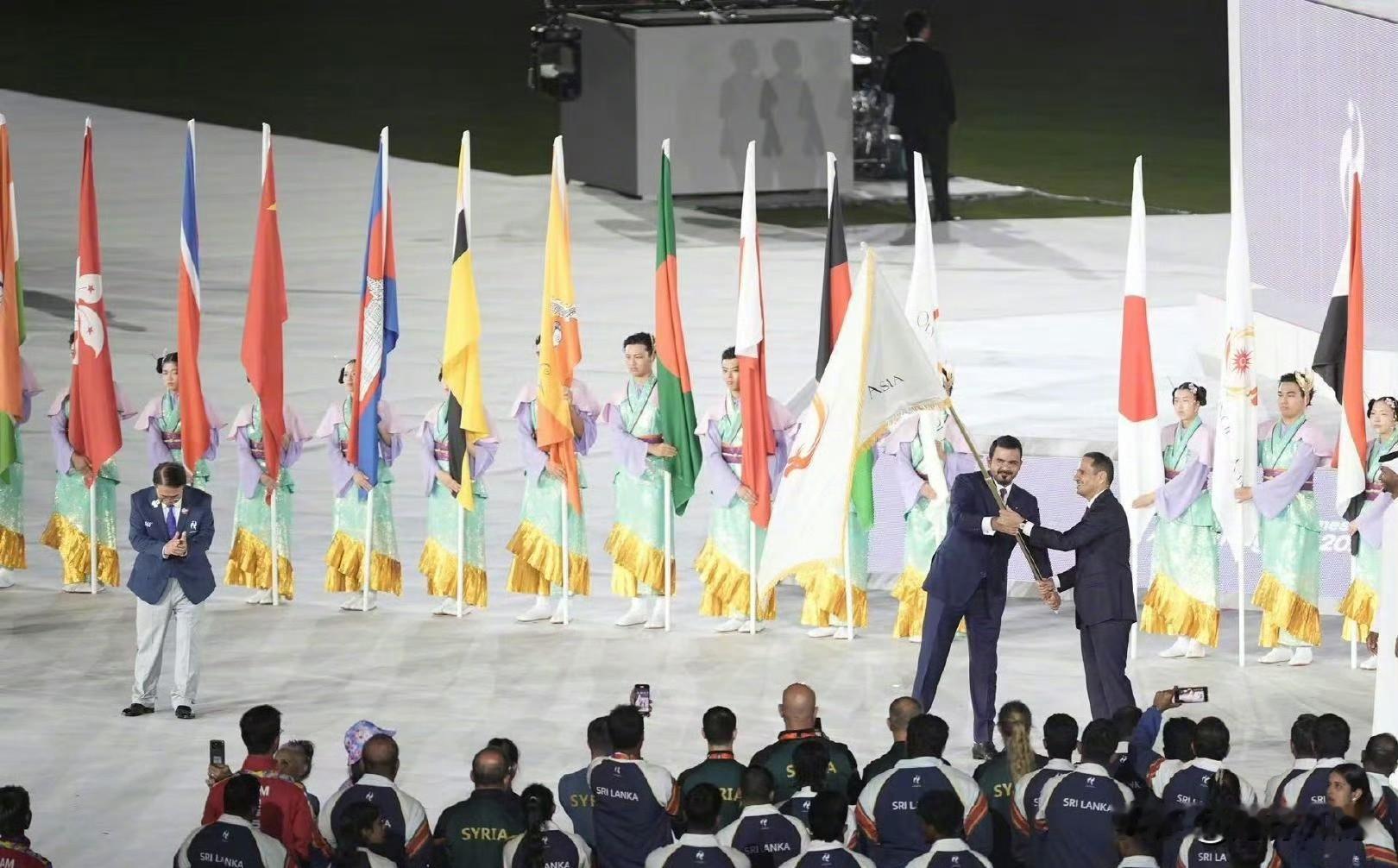 日本代表团彻底尴尬了！ 在亚运会闭幕式交接亚奥理事会会旗后，日本代表如...