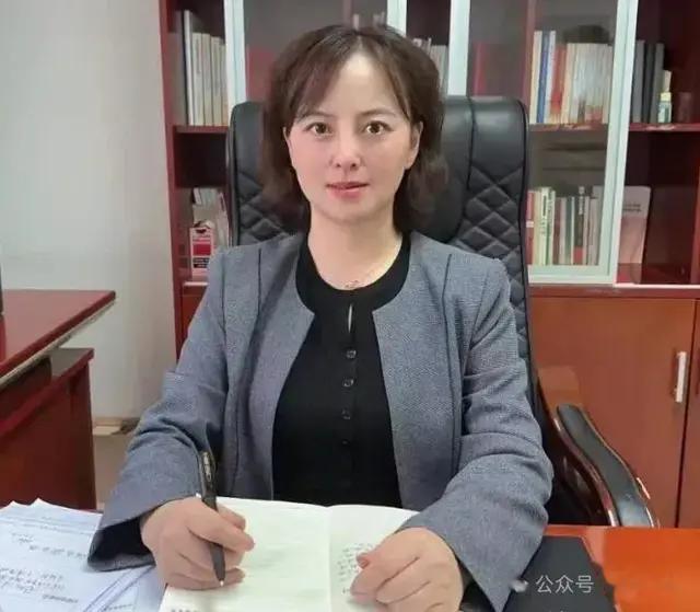 贵州小学美女教师，6 年当上副县长，仕途之路令人浮想联翩