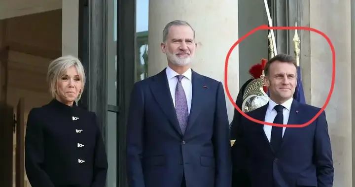 48岁马克龙迎接西班牙国王：内增高是最后的倔强，腰杆也挺直了！