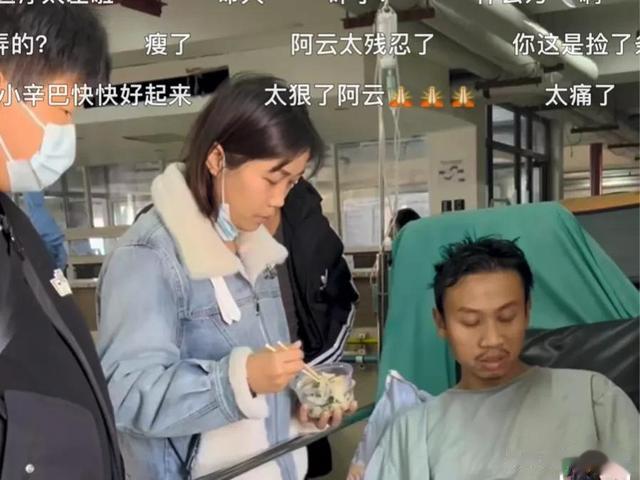 小胖姐姐和姐夫来医院看望小辛巴。