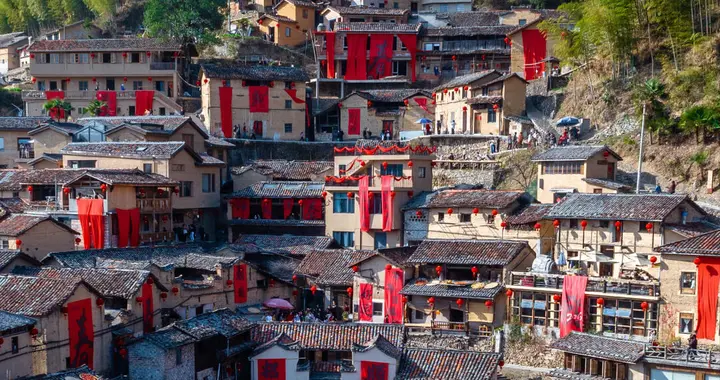 被央视选中！这个悬崖上的马年春晚同款古村，美成了“云顶天宫”