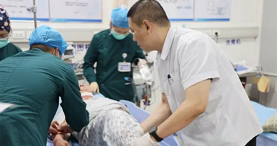 61岁女子因病去世！这种病尤其“偏爱”女性，出现这些症状要注意