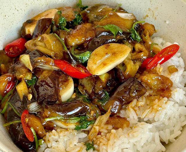 巨好吃的酱焖茄子做法，6元成本做一大盘，3碗米饭打底，真香