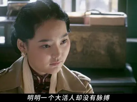 男人惊讶的发现，明明一个大活人却没有脉搏！