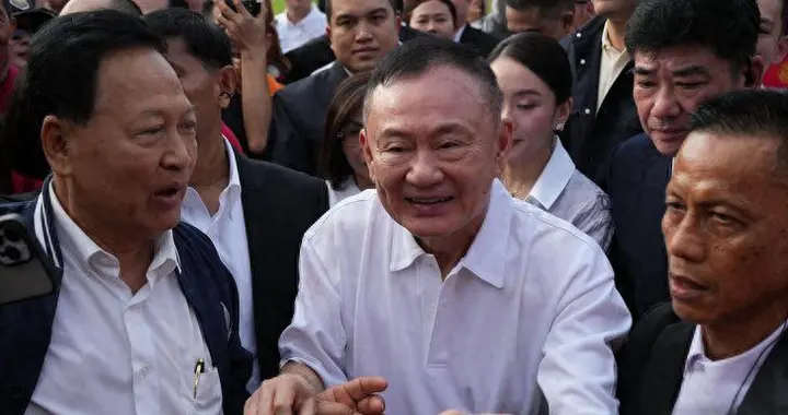 他信出狱不到一小时到家，摇下车窗向支持者致意！泰国政坛已变天