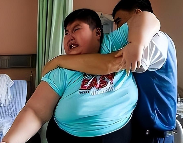 14岁男孩徐周磊体重300斤，一顿吃18包泡面，临终前哭着说想减肥
