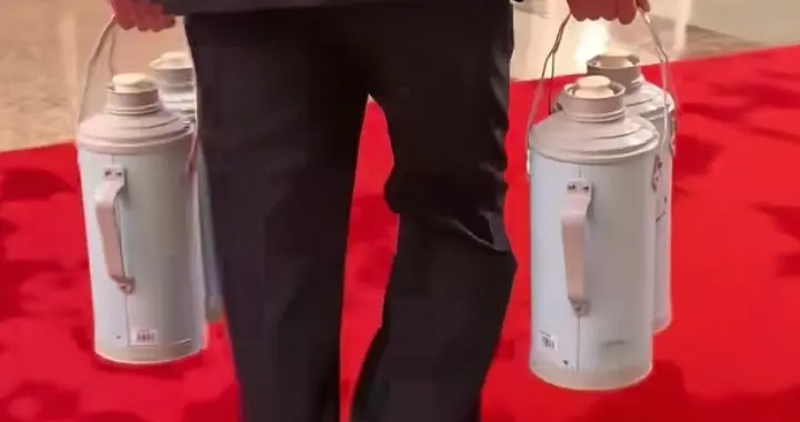 掉漆的热水瓶，人民大会堂始终在用，勤俭才是本色